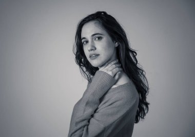 genç güzel esmer kadın güzel koyu ayes ve parlak uzun saç kadınlar doğal güzellik, modelleme ve güzellik bakım yaşam tarzı poz ile şehvetli poz siyah ve beyaz portre.