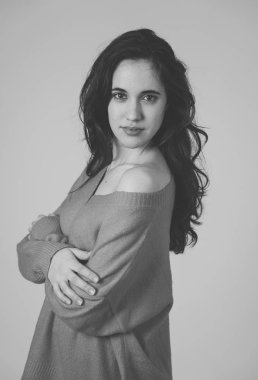 Şehvetli bakmak güzel bir görünüm uzun koyu saçlı ve gözleri ile genç çekici latin kadının Portresi. Rahat şık giyim Esmer kadın modelleme. Kadınlarda doğal Güzellik Gençlik Bakımı ve Moda.