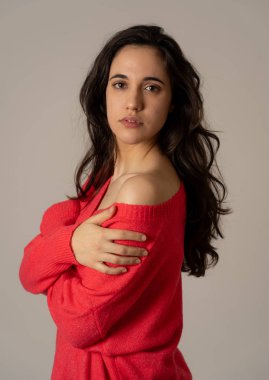 Şehvetli bakmak güzel bir görünüm uzun koyu saçlı ve gözleri ile genç çekici latin kadının Portresi. Rahat şık giyim Esmer kadın modelleme. Kadınlarda doğal Güzellik Gençlik Bakımı ve Moda.