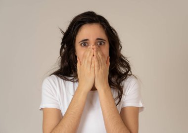 Genç latin kadının korku, endişe jestleri yaparken korkmuş ve şok hissi portresi. Kendini örtmeden korkmuş görünüyorsun. Kopya alanı. Olumsuz insan ifadeleri ve duygular kavramı.