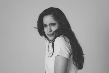 Genç latin kadının korku, endişe jestleri yaparken korkmuş ve şok hissi portresi. Kendini örtmeden korkmuş görünüyorsun. Kopya alanı. Olumsuz insan ifadeleri ve duygular kavramı.