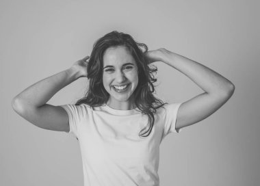 Genç çekici latin kadın kazanan başarı kutluyor ya da silah ile kutlama jestleri yapma şanslı ve neşeli dans hissi. İnsanlar ifadeler ve duygular nötr arka plan izole.