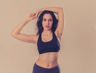 Spor kendine güvenen genç latin kadın güzellik portresi spor salonu üst şehvetli görünümlü ve uygun giyiyor. Spor sağlıklı ve seksi görünümlü neşeli güçlü kadın Stüdyo çekim. Fitness Vücut bakım konseptinde.