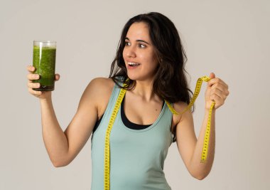 Fitness kadın gevşek kilo diyet planı ile mutlu gülümseyen; egzersiz ve yeşil sebze smoothie sağlıklı içecek. Güzellik vücut bakımı, Sağlık Fitness Diyet Beslenme ve sağlıklı Yaşam tarzı kavramı.