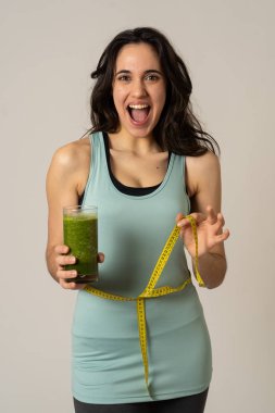 Fitness kadın gevşek kilo diyet planı ile mutlu gülümseyen; egzersiz ve yeşil sebze smoothie sağlıklı içecek. Güzellik vücut bakımı, Sağlık Fitness Diyet Beslenme ve sağlıklı Yaşam tarzı kavramı.