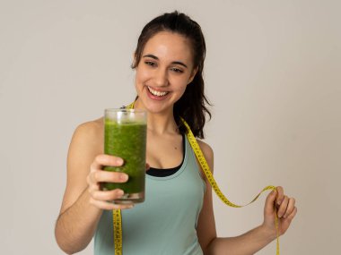 Fitness kadın gevşek kilo diyet planı ile mutlu gülümseyen; egzersiz ve yeşil sebze smoothie sağlıklı içecek. Güzellik vücut bakımı, Sağlık Fitness Diyet Beslenme ve sağlıklı Yaşam tarzı kavramı.