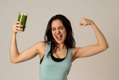 Fitness kadın mutlu yeşil sebze smoothie cam tutarak gülümseyerek mutlu ve sevimli egzersiz egzersiz sonrası poz uygun ve güçlü felling. Vücut bakımı Fitness Diyet Beslenme ve Sağlıklı Yaşam Tarzı.
