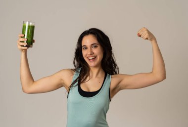 Fitness kadın mutlu yeşil sebze smoothie cam tutarak gülümseyerek mutlu ve sevimli egzersiz egzersiz sonrası poz uygun ve güçlü felling. Vücut bakımı Fitness Diyet Beslenme ve Sağlıklı Yaşam Tarzı.
