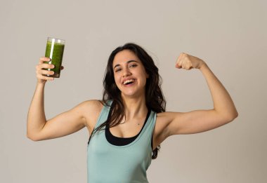 Fitness kadın mutlu yeşil sebze smoothie cam tutarak gülümseyerek mutlu ve sevimli egzersiz egzersiz sonrası poz uygun ve güçlü felling. Vücut bakımı Fitness Diyet Beslenme ve Sağlıklı Yaşam Tarzı.