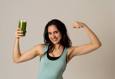 Fitness kadın mutlu yeşil sebze smoothie cam tutarak gülümseyerek mutlu ve sevimli egzersiz egzersiz sonrası poz uygun ve güçlü felling. Vücut bakımı Fitness Diyet Beslenme ve Sağlıklı Yaşam Tarzı.
