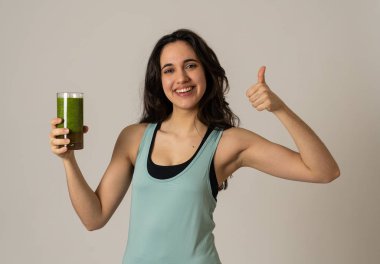 Fitness kadın çalışan veya egzersiz sonra yeşil sebze yüzlü cam tutarak gülümseyerek mutlu. Kopya alanı ile yalıtılmış portre. Güzellik Sağlık Fitness Diyet Beslenme ve sağlıklı Yaşam tarzı kavramı.