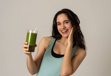 Fitness kadın çalışan veya egzersiz sonra yeşil sebze yüzlü cam tutarak gülümseyerek mutlu. Kopya alanı ile yalıtılmış portre. Güzellik Sağlık Fitness Diyet Beslenme ve sağlıklı Yaşam tarzı kavramı.