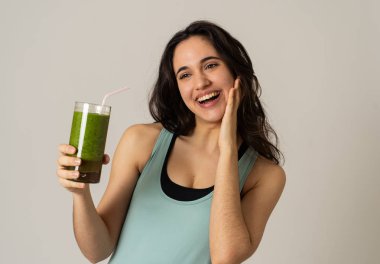 Fitness kadın çalışan veya egzersiz sonra yeşil sebze yüzlü cam tutarak gülümseyerek mutlu. Kopya alanı ile yalıtılmış portre. Güzellik Sağlık Fitness Diyet Beslenme ve sağlıklı Yaşam tarzı kavramı.