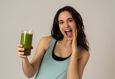 Fitness kadın çalışan veya egzersiz sonra yeşil sebze yüzlü cam tutarak gülümseyerek mutlu. Kopya alanı ile yalıtılmış portre. Güzellik Sağlık Fitness Diyet Beslenme ve sağlıklı Yaşam tarzı kavramı.