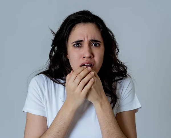 Porträtt Ung Latinsk Kvinna Känner Sig Rädd Och Chockad Att — Stockfoto