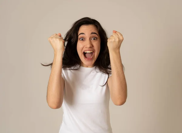 Joven Mujer Latina Atractiva Celebrando Éxito Ganando Sintiéndose Afortunada Alegre —  Fotos de Stock