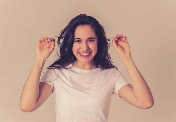 Jovem Mulher Latina Atraente Comemorando Sucesso Ganhando Sentindo Feliz Alegre — Fotografia de Stock