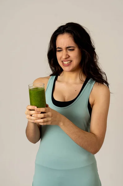 Ελκυστική Δίαιτα Κορίτσι Κρατώντας Υγιή Πράσινο Χυμό Δείχνοντας Απεχθής Χειρονομίες — Φωτογραφία Αρχείου