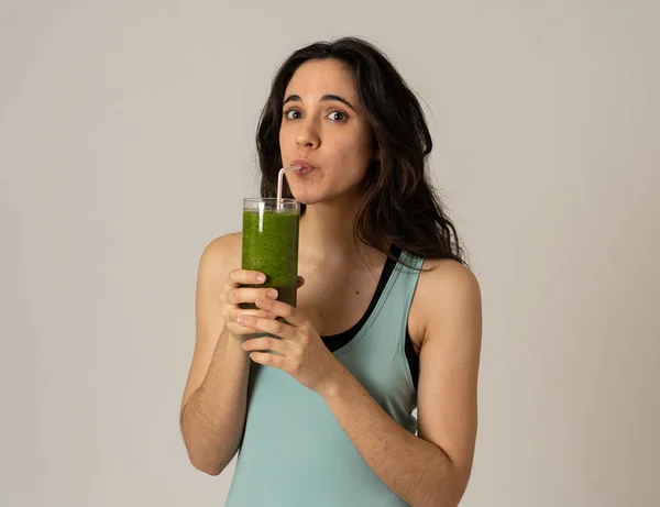 Glückliche Fitness Frau Trinkt Grünen Gemüse Detox Smoothie Nach Dem — Stockfoto