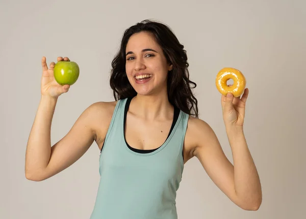Schöne Junge Fit Lateinische Frau Versucht Die Wahl Treffen Apfel — Stockfoto