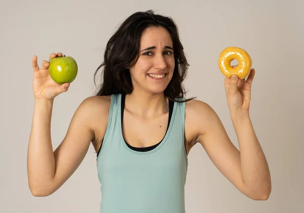 Hermosa Mujer Latina Forma Joven Tentada Tener Que Elegir Manzana — Foto de Stock