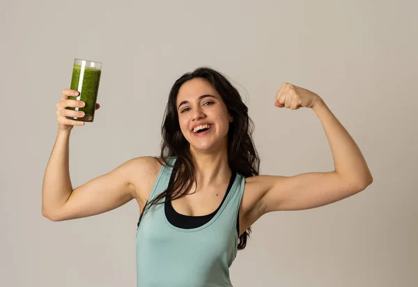 Fitness Kobieta Szczęśliwy Uśmiechnięty Trzymając Szklankę Zielonych Warzyw Smoothie Stwarzających — Zdjęcie stockowe