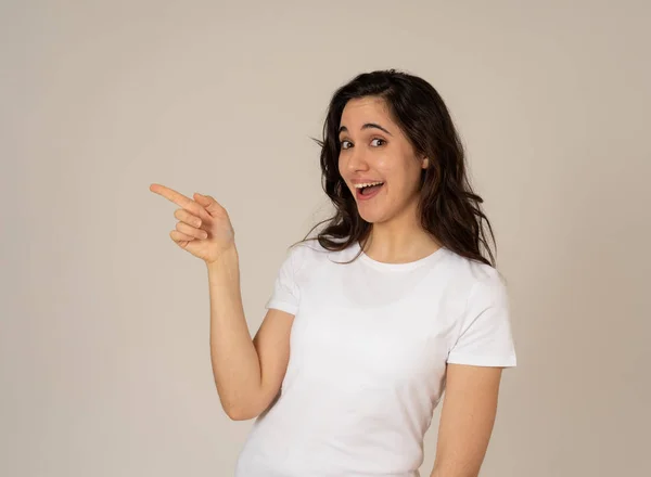 Retrato Una Joven Latina Feliz Mostrando Espacio Copia Vacío Palma — Foto de Stock