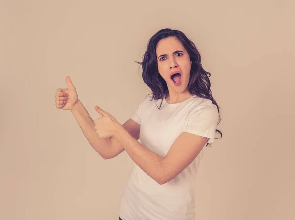 Retrato Una Joven Latina Feliz Mostrando Espacio Copia Vacío Palma — Foto de Stock