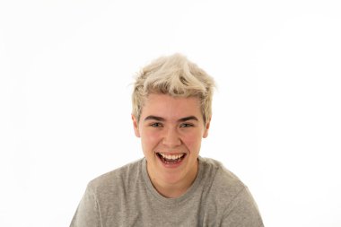 Güzel gülümseme ve mavi gözleri ile yakışıklı genç transseksüel genç adam Portresi mutlu gurur ve kendinden emin Insanlar, Çeşitlilik eşitlik ve olumlu insan duyguları kavramı.