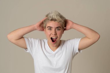 Mutlu yüz ile Yakışıklı genç sarışın genç çocuk bakarak ve şok edici ve iyi bir şey işaret sürpriz jestleri yapma. İnsan yüz ifadeleri ve duygular. Kopyalama alanı ile portre.