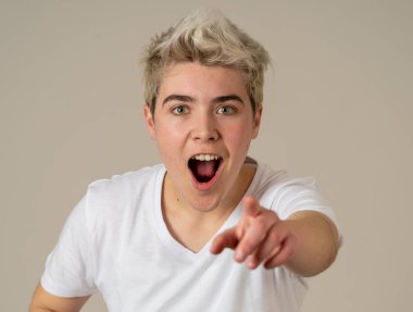 Mutlu ve sürpriz yüz işaret ve şok edici ve iyi bir şey heyecanlı görünümlü ile komik çekici genç adam portresi. İnsan duyguları, yüz ifadeleri. Reklam, satış veya kazanma.