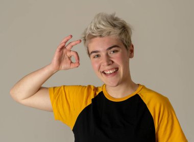 Genç yakışıklı genç adam ok jest gösteren. Oldukça neşeli transgender genç çocuk ok işareti mutlu ve neşeli görünümlü yapma. İnsanlarda çeşitlilik, insan hakları ve olumlu duygular kavramı.