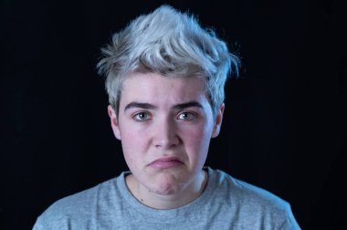 Genç adam kafası karıştı ve nefret bakıyor hoşnutlak. Anlamak ya da bir şey sevmemek şaşkın Looking. Kopya alanı ile portre. Insanlar, duygular reaksiyon ve ınsan ifadeleri.