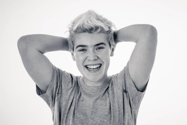 Güzel gülümseme ve mavi gözleri ile yakışıklı genç transseksüel genç adam Portresi mutlu gurur ve kendinden emin Insanlar, Çeşitlilik eşitlik ve olumlu insan duyguları kavramı.