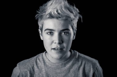 Güzel gülümseme ve mavi gözleri ile yakışıklı genç transseksüel genç adam Portresi mutlu gurur ve kendinden emin Insanlar, Çeşitlilik eşitlik ve olumlu insan duyguları kavramı.