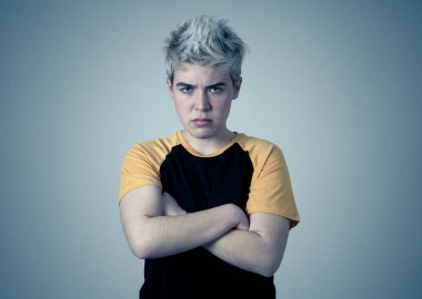 Genç yakışıklı transseksüel genç eşitsizlik ve transseksüel ayrımcılık hakkında kızgın ve sıkıntı hissediyorum. Boy Kendi cinsiyet kimliğine saygı reddedenlere kızgın ve öfkeli arıyorsunuz.