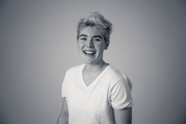 Güzel gülümseme ve mavi gözleri ile yakışıklı genç transseksüel genç adam Portresi mutlu gurur ve kendinden emin Insanlar, Çeşitlilik eşitlik ve olumlu insan duyguları kavramı.