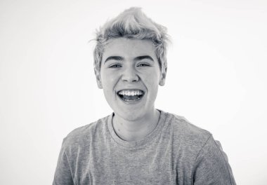 Güzel gülümseme ve mavi gözleri ile yakışıklı genç transseksüel genç adam Portresi mutlu gurur ve kendinden emin Insanlar, Çeşitlilik eşitlik ve olumlu insan duyguları kavramı.