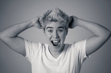 Genç mutlu ve heyecanlı transseksüel genç portre mutlu ve heyecanlı kazanan, hedef kutluyor ya da gururlu yüzü ile büyük bir başarı sahip. İnsanlar Da Çeşitlilik ve Olumlu İnsan Duyguları.