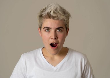 Mutlu yüz ile Yakışıklı genç sarışın genç çocuk bakarak ve şok edici ve iyi bir şey işaret sürpriz jestleri yapma. İnsan yüz ifadeleri ve duygular. Kopyalama alanı ile portre.