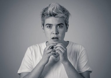 Şokta olan genç adamın korkuhareketleri yaptığı portresi. Transeksüel genç tehdit ve şiddet saldırganlık kurbanı acı. İnsanlarda Cinsiyet Çeşitliliği ve transfobik zorbalık.