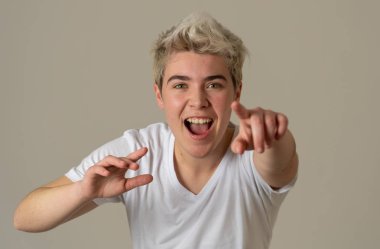 Mutlu ve sürpriz yüz işaret ve şok edici ve iyi bir şey heyecanlı görünümlü ile komik çekici genç adam portresi. İnsan duyguları, yüz ifadeleri. Reklam, satış veya kazanma.