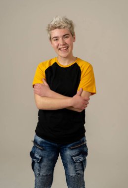 Çekici şık moda genç portre emin ve onun cinsiyet kimliği ile mutlu. Trans çocuk serin kentsel moda t shirt poz. Güzellik, Transseksüel ler ve Eşitlik kavramı.