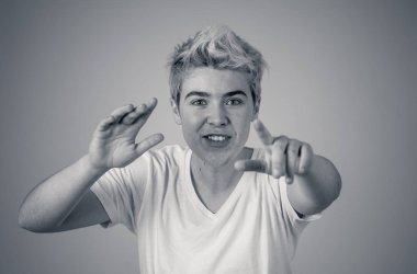 Mutlu ve sürpriz yüz işaret ve şok edici ve iyi bir şey heyecanlı görünümlü ile komik çekici genç adam portresi. İnsan duyguları, yüz ifadeleri. Reklam, satış veya kazanma.