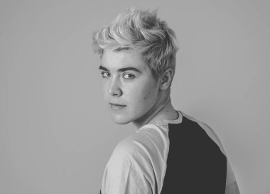 Portre genç çekici şık moda genç emin ve onun cinsiyet kimliği ile mutlu. Trans çocuk serin kentsel moda t shirt poz. Güzellik, Transseksüel ler ve Eşitlik kavramı.