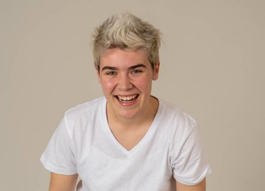 Güzel gülümseme ve mavi gözleri ile yakışıklı genç transseksüel genç adam Portresi mutlu gurur ve kendinden emin Insanlar, Çeşitlilik eşitlik ve olumlu insan duyguları kavramı.