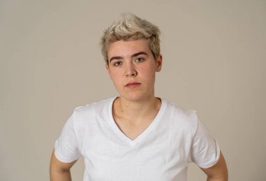Kızgın yüzü ile genç çekici transseksüel genç adam Portresi. Kızgın ve öfkeli görünüyorsun. Yüz ifadeleri ve duygular. Nötr arka planda yalıtılmış.