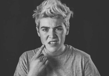 Genç adam kafası karıştı ve nefret bakıyor hoşnutlak. Anlamak ya da bir şey sevmemek şaşkın Looking. Kopya alanı ile portre. Insanlar, duygular reaksiyon ve ınsan ifadeleri.