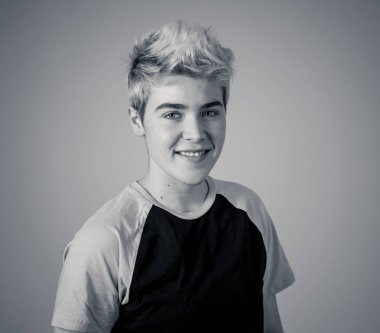 Portre genç çekici şık moda genç emin ve onun cinsiyet kimliği ile mutlu. Trans çocuk serin kentsel moda t shirt poz. Güzellik, Transseksüel ler ve Eşitlik kavramı.