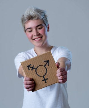 İyi görünümlü mutlu ve gururlu trans genç bir karton plaka üzerine çizilmiş transseksüel sembolü tutan. Cinsiyet kimliği ve çeşitliliğinin kavramsal imgesi. İnsan hakları ve eşitlik kampanyası.